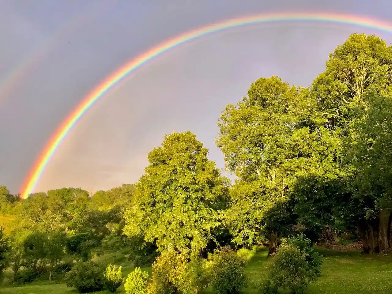 Vue extérieure de la maison avec un arc-en-ciel