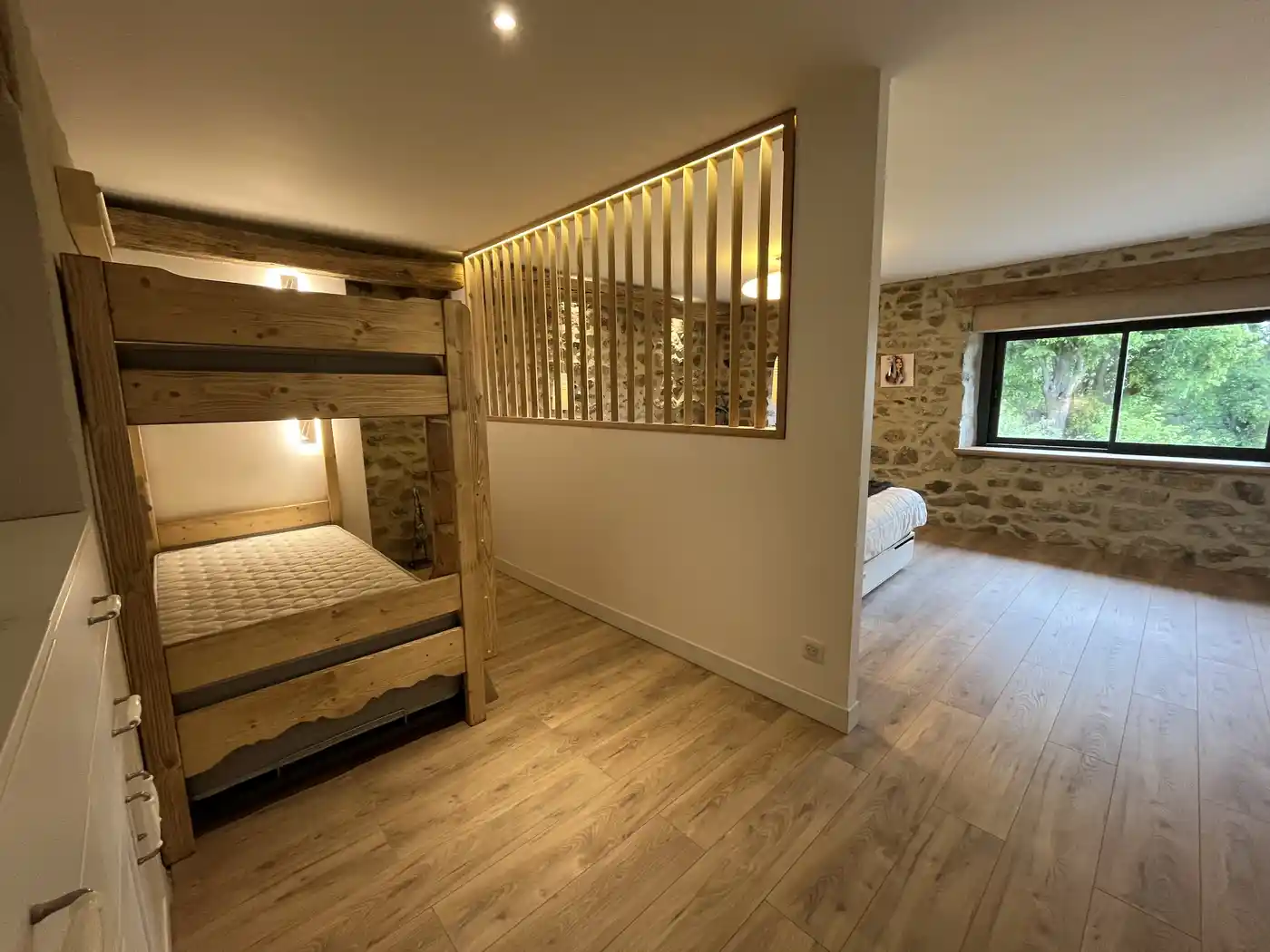 vue intéreur d'une chambre confortable